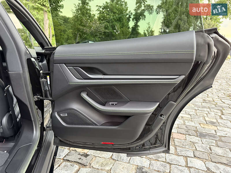 Седан Porsche Taycan 2022 в Киеве