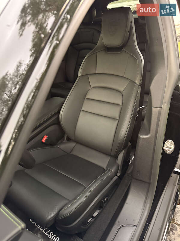 Седан Porsche Taycan 2022 в Киеве