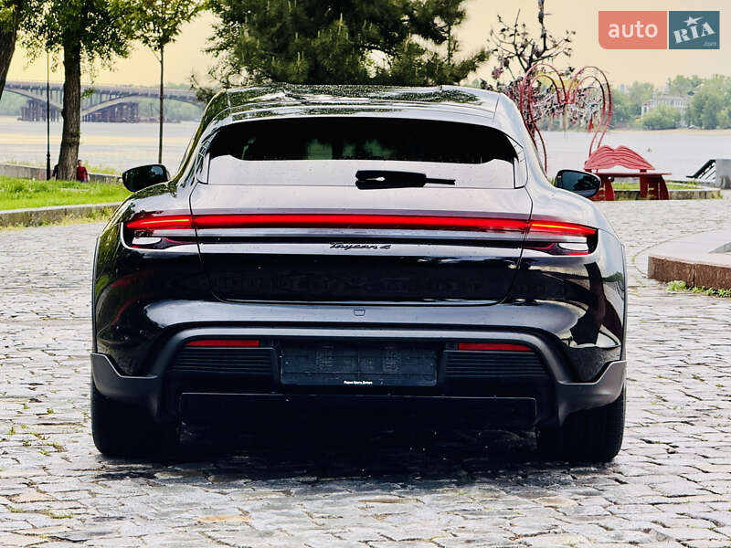 Седан Porsche Taycan 2022 в Киеве