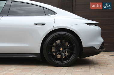 Седан Porsche Taycan 2023 в 