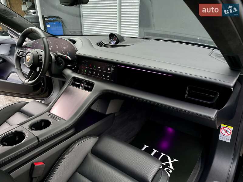 Седан Porsche Taycan 2020 в Киеве