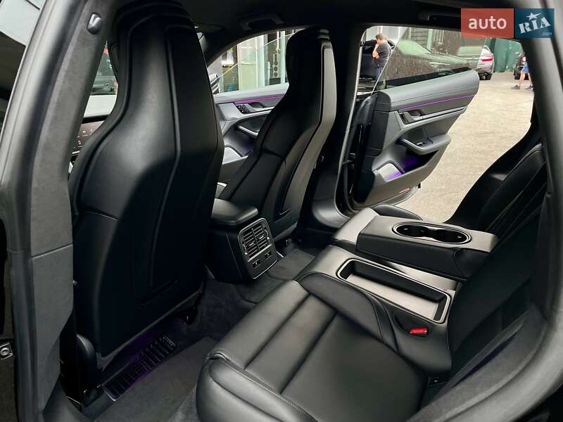 Седан Porsche Taycan 2020 в Киеве