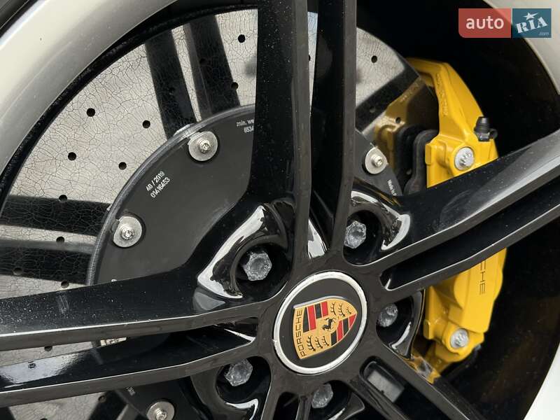 Седан Porsche Taycan 2019 в Киеве