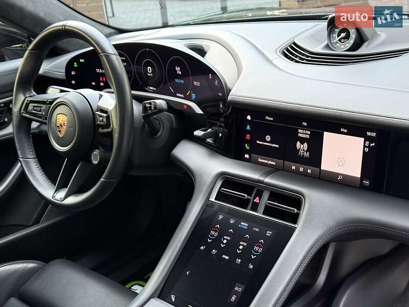 Седан Porsche Taycan 2019 в Киеве