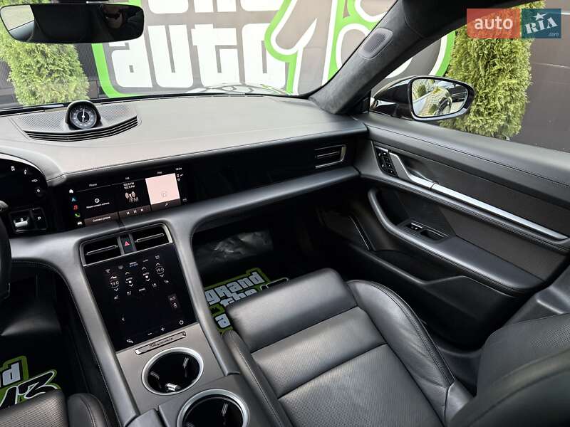 Седан Porsche Taycan 2019 в Киеве