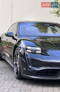 Седан Porsche Taycan 2020 в 