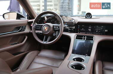 Седан Porsche Taycan 2023 в 