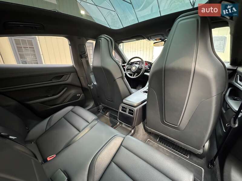 Седан Porsche Taycan 2021 в Мукачево