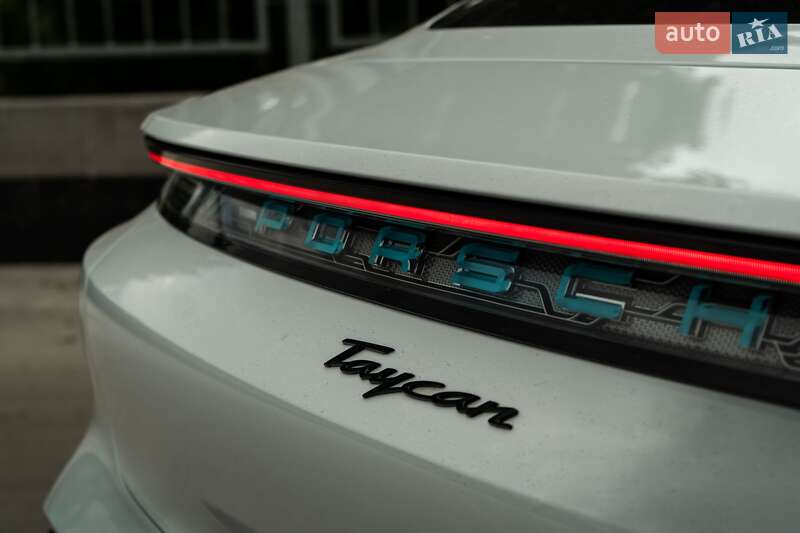 Седан Porsche Taycan 2021 в Києві