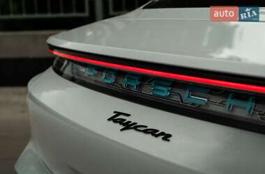 Седан Porsche Taycan 2021 в 
