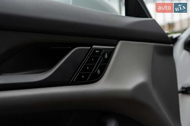 Седан Porsche Taycan 2021 в Києві