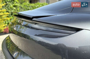 Седан Porsche Taycan 2021 в 