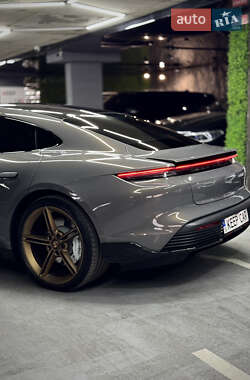 Седан Porsche Taycan 2020 в 