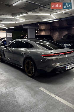Седан Porsche Taycan 2020 в 