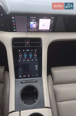 Седан Porsche Taycan 2022 в 
