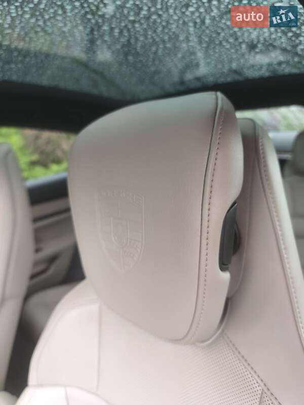 Седан Porsche Taycan 2022 в Киеве
