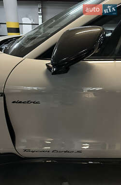 Седан Porsche Taycan 2023 в 