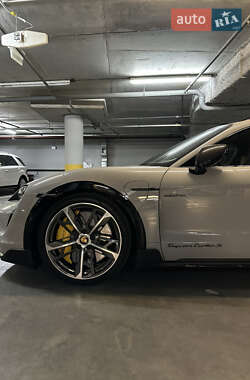 Седан Porsche Taycan 2023 в 