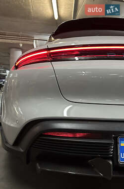 Седан Porsche Taycan 2023 в 