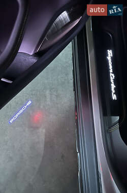 Седан Porsche Taycan 2023 в 