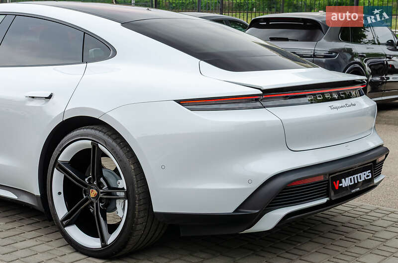 Седан Porsche Taycan 2020 в Киеве