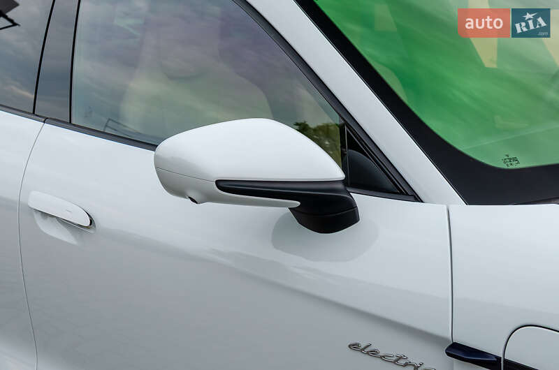 Седан Porsche Taycan 2020 в Киеве
