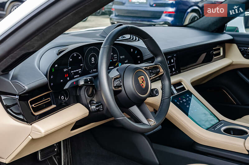 Седан Porsche Taycan 2020 в Киеве