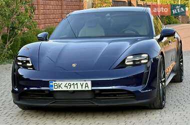Седан Porsche Taycan 2021 в 