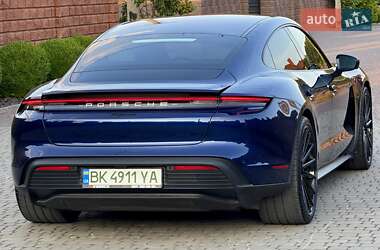 Седан Porsche Taycan 2021 в 