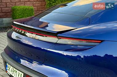 Седан Porsche Taycan 2021 в 