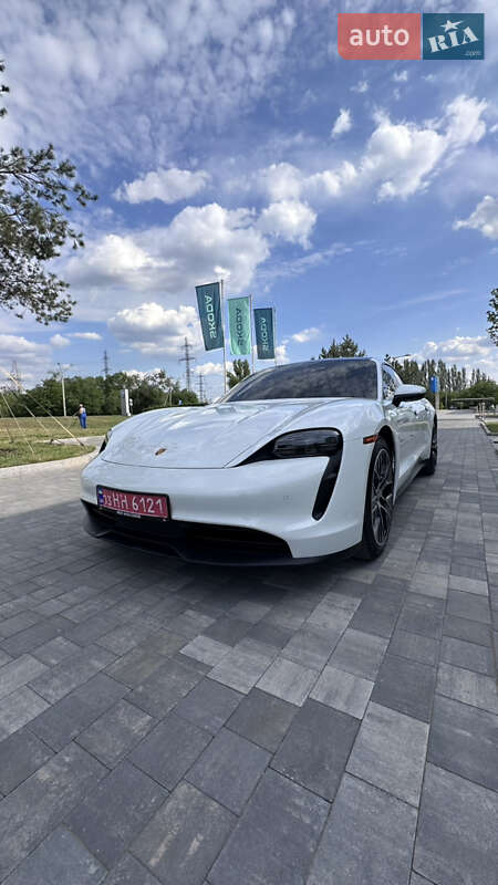 Седан Porsche Taycan 2021 в 