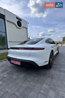 Седан Porsche Taycan 2021 в 