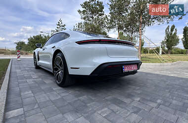 Седан Porsche Taycan 2021 в 