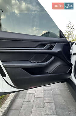 Седан Porsche Taycan 2021 в 