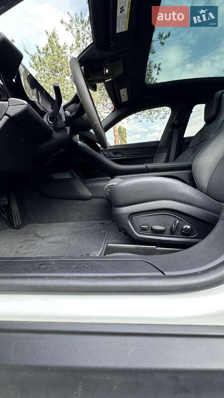 Седан Porsche Taycan 2021 в Києві