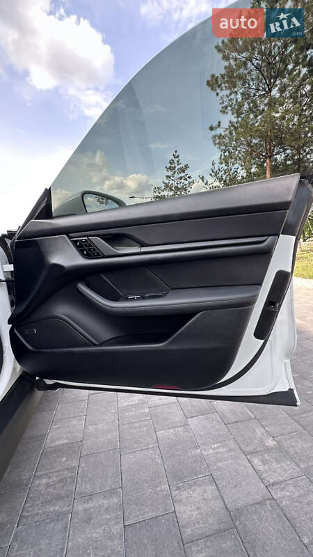 Седан Porsche Taycan 2021 в Києві