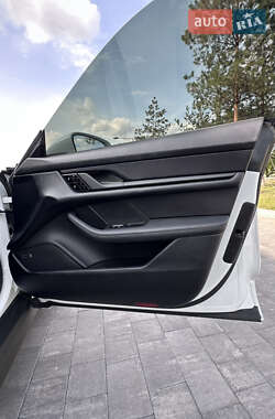 Седан Porsche Taycan 2021 в 
