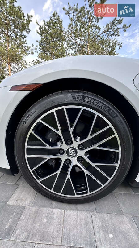 Седан Porsche Taycan 2021 в Києві