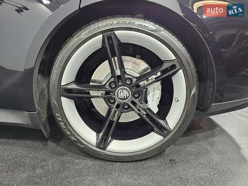 Седан Porsche Taycan 2021 в Киеве