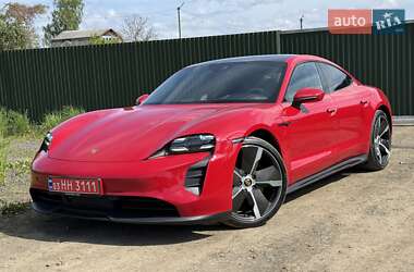 Седан Porsche Taycan 2022 в 