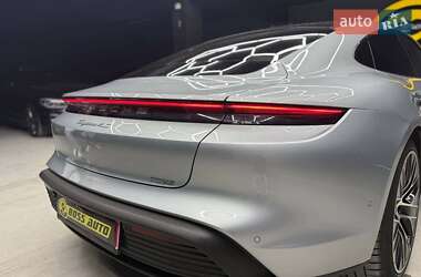 Купе Porsche Taycan 2021 в 