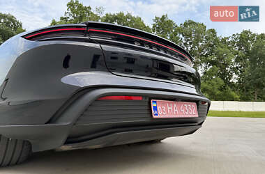 Седан Porsche Taycan 2021 в 