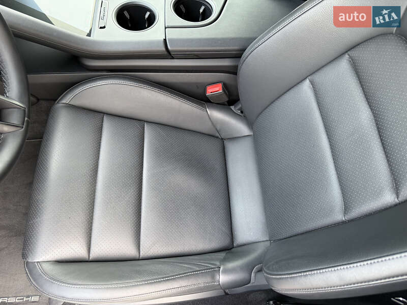 Седан Porsche Taycan 2021 в Луцке