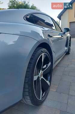 Седан Porsche Taycan 2021 в 