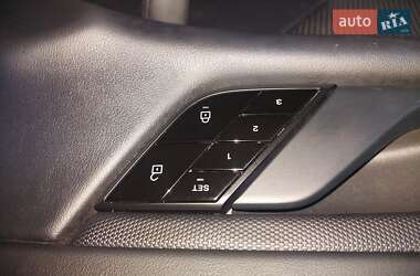 Седан Porsche Taycan 2021 в 