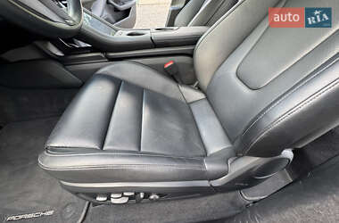 Седан Porsche Taycan 2021 в 