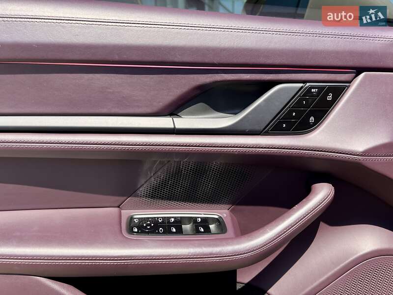 Седан Porsche Taycan 2020 в Киеве