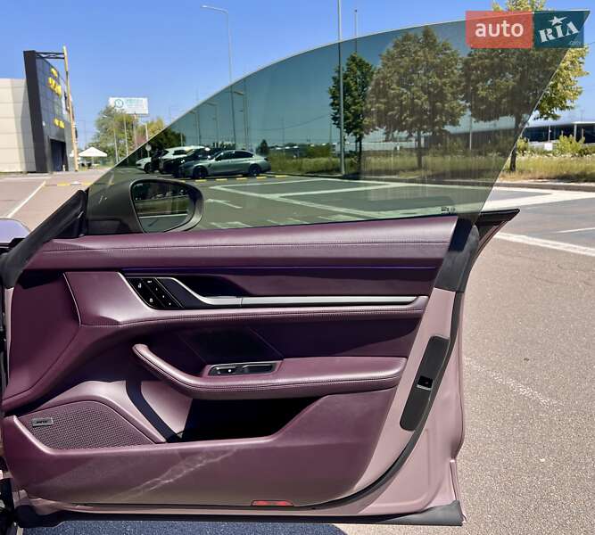 Седан Porsche Taycan 2020 в Киеве