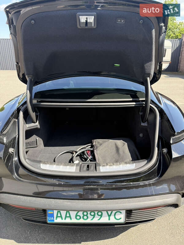 Седан Porsche Taycan 2020 в Києві
