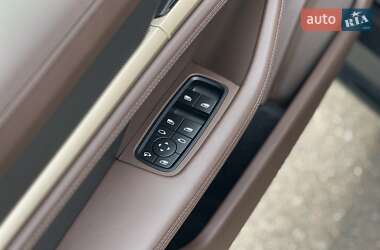 Седан Porsche Taycan 2024 в 